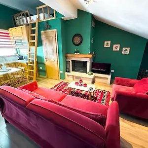 Cozy Elegance Above Appartement Korce